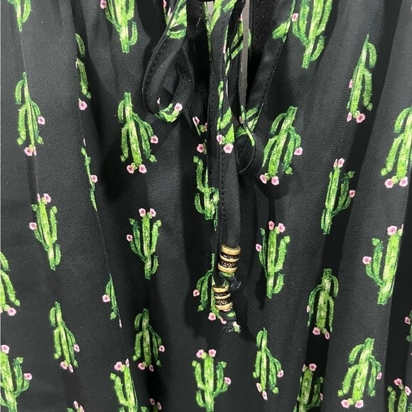 Cactus print romper with pockets size small - Picture 6 of 8